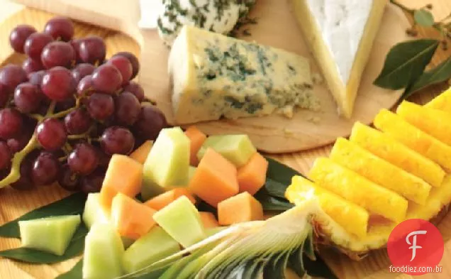 Prato de frutas e queijo