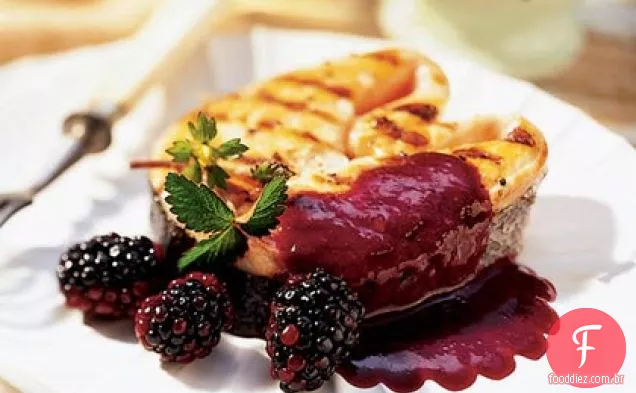 Salmão grelhado com amora-Cabernet Coulis