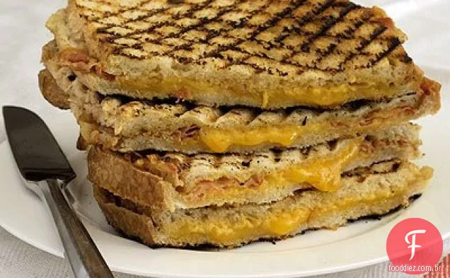 Panini De Queijo Cheddar Grelhado Com Pancetta E Mostarda Quente