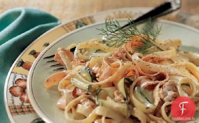 Salada de macarrão com salmão e endro