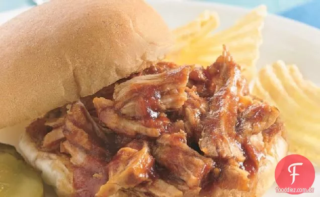 Fogão lento puxou carne de porco com molho de cerveja de raiz
