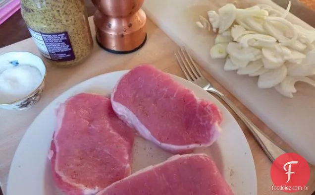 Costeletas De Porco Com Maçãs E Cebolas Mustardy