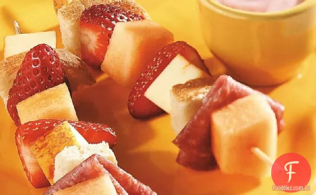 Café da manhã Kabobs com molho de iogurte