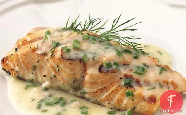 Salmão grelhado com molho de manteiga de erva-limão