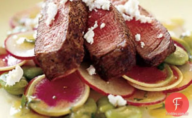 Filé mignon fatiado com feijão Fava, rabanetes e molho de mostarda