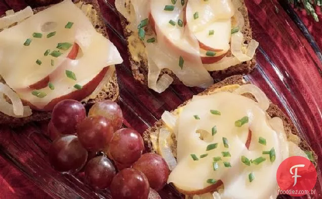 Jarlsberg, cebola e maçã Canapés