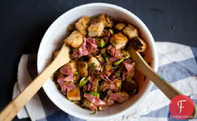 Salada de Panzanella de centeio com couve de Bruxelas, Pastrami e vinagrete Dijon