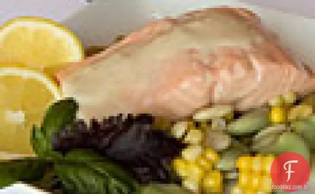 Salmão escalfado com manteiga de manjericão e Succotash