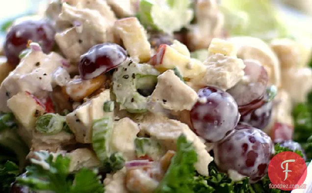 Salada de frango com uvas, cajus, maçãs e endro fresco