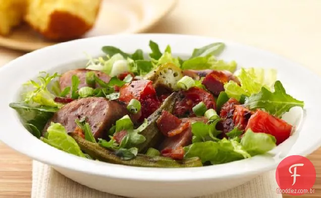 Quiabo De Salsicha grelhada e salada de tomate