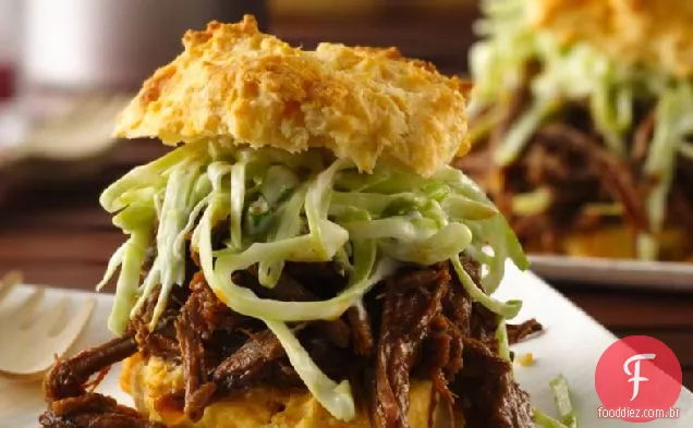 Carne de churrasco de fogão lento com Slaw cremoso em biscoitos de queijo e alho