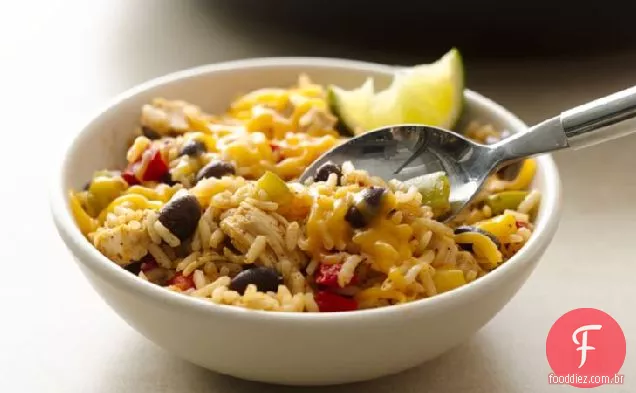 Feijão preto de uma panela, frango e arroz