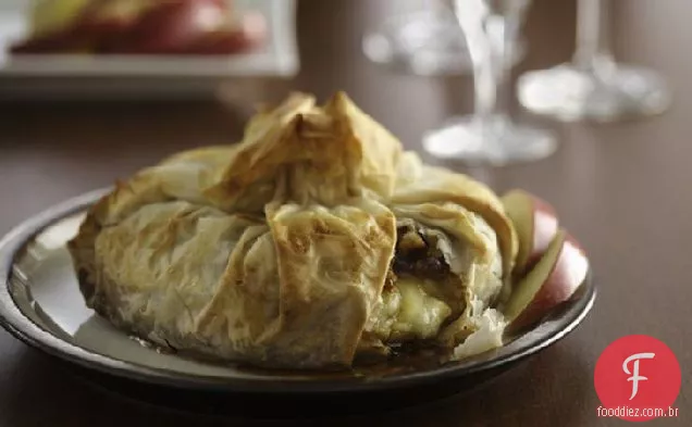 Brie embrulhado em filo com conservas de figo e nozes torradas