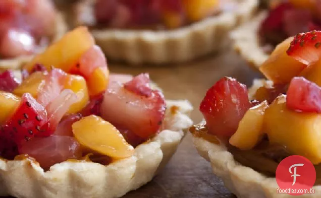 Tortinhas rústicas recheadas com Dulce De Leche, morangos e manga