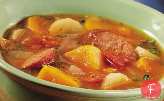 Caçarola vegetariana e salsicha da raiz do inverno do lento-Fogão