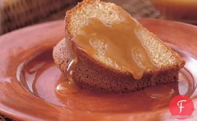 Bolo de açúcar mascavo com molho de açúcar mascavo amanteigado
