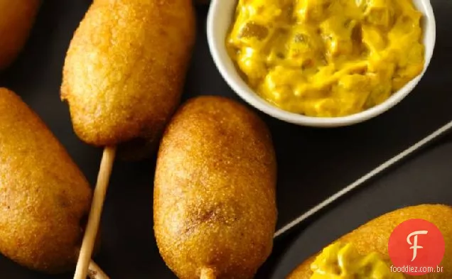 Mini cães de milho com mostarda verde Chile