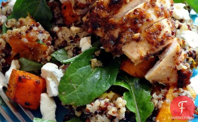 Frango Com Crosta De Mostarda Sobre Quinoa E Salada De Abóbora Assada