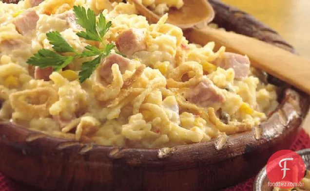 Creme azedo de fogão lento e cebola com casca de Hash Browns com presunto