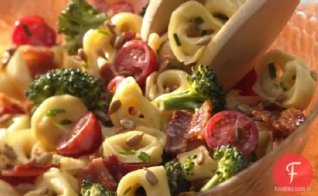 Tortellini, brócolis e salada de Bacon