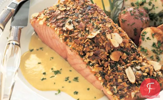 Salmão com crosta de amêndoa com creme de alho-poró e limão