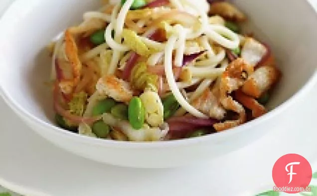 Frango, Edamame e macarrão frito