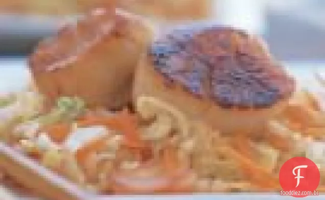 Vieiras miso-vitrificadas com Slaw Asiático