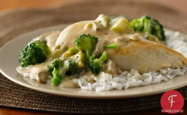 Frigideira de frango e brócolis