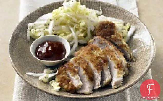 Panko - costeletas de porco com crosta com salada Napa