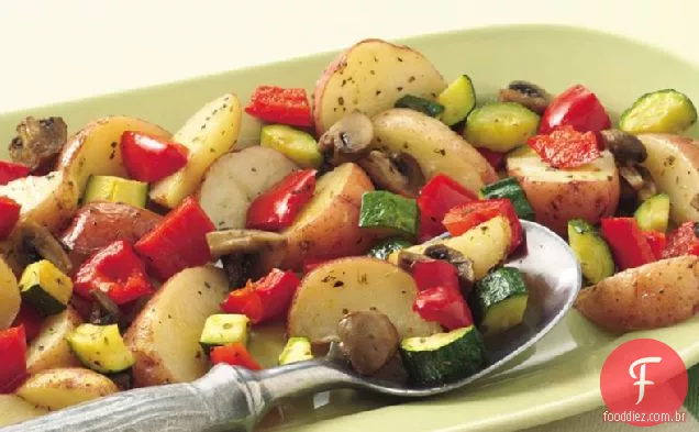 Batatas e legumes assados no forno