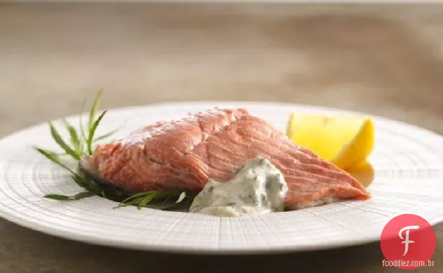 Salmão escalfado frio com maionese de ervas