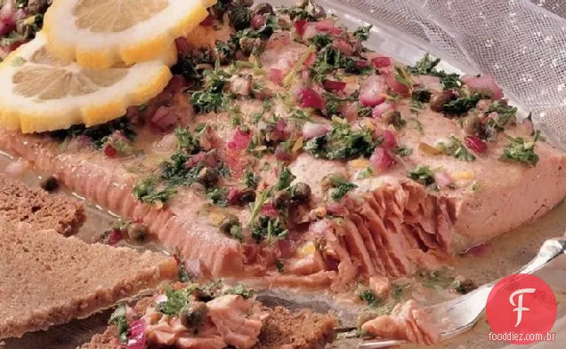 Salmão escalfado com molho de mostarda e mel