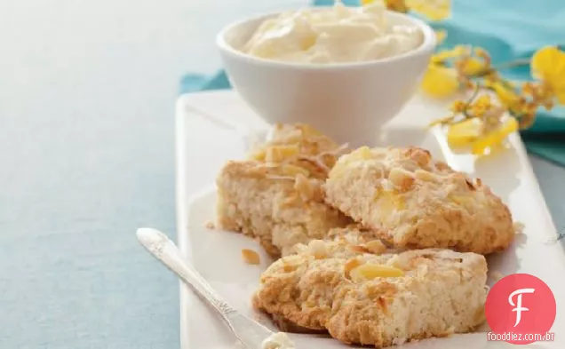Coco, abacaxi e macadâmia Scones