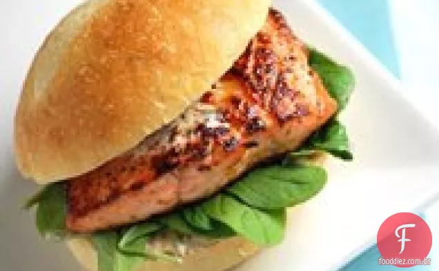 Sanduíches de salmão grelhado com maionese Chipotle
