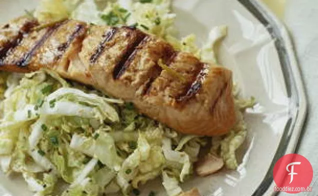 Salmão grelhado com gengibre e Napa Sesame Slaw
