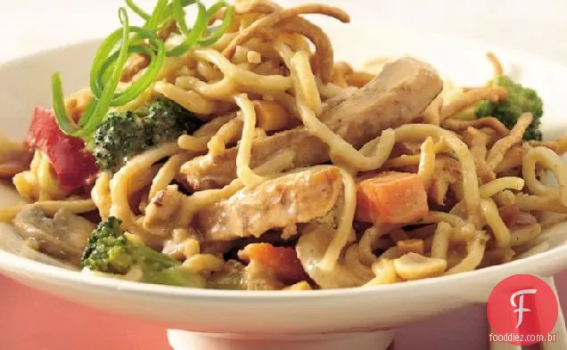 Caçarola asiática picante de frango e macarrão