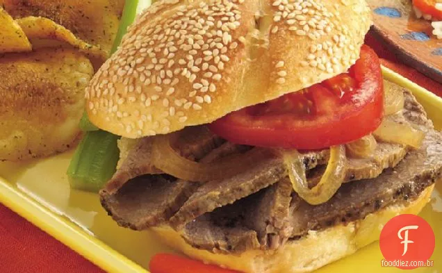 Sanduíches De Carne Assada Quente Com Fogão Lento Au Jus