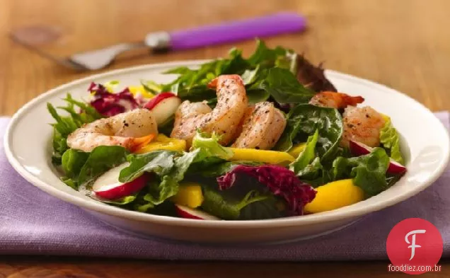 Salada de camarão e manga salpicada
