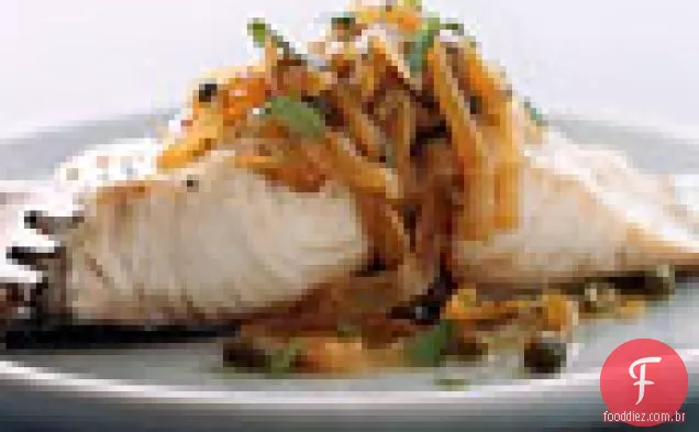 Mahimahi com cebola, alcaparras e limão