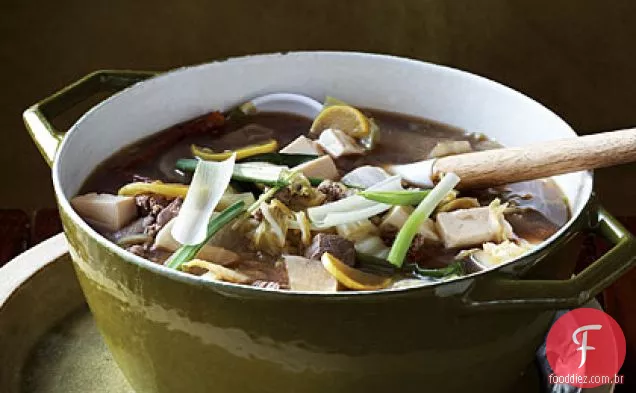 Tofu, vegetais e guisado de carne de estilo coreano