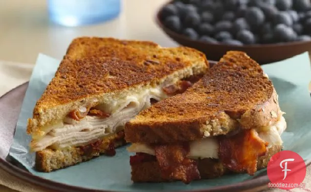 Peru grelhado, Bacon e Sanduíche Suíço