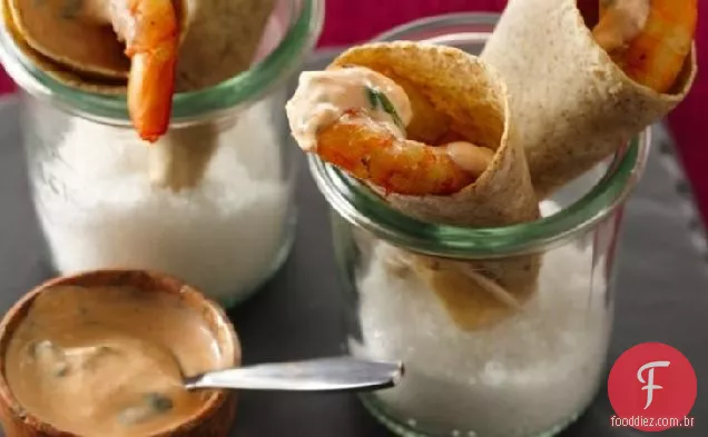 Cones de camarão com molho de iogurte picante