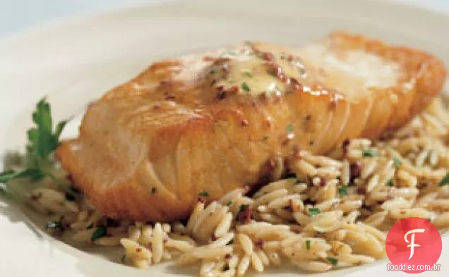 Salmão assado com manteiga de mostarda e Orzo