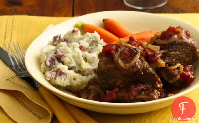 Costelas curtas de carne com molho de tomate e vinho