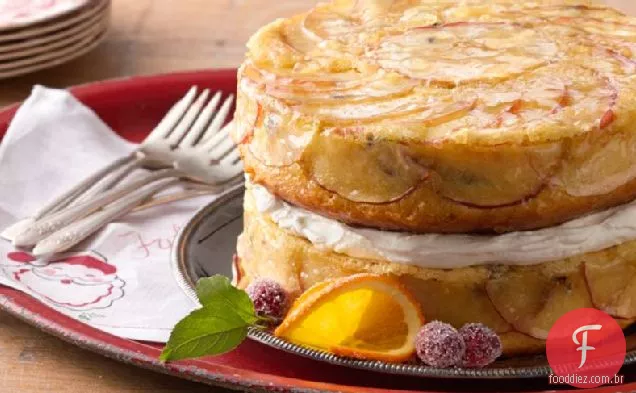 Bolo de maçã de cabeça para baixo com frutas embebidas em uísque