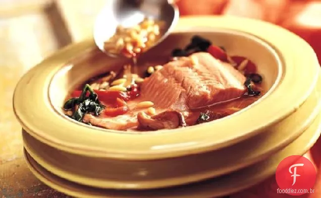 Salmão escalfado em caldo Orzo (cozinhar para 2)