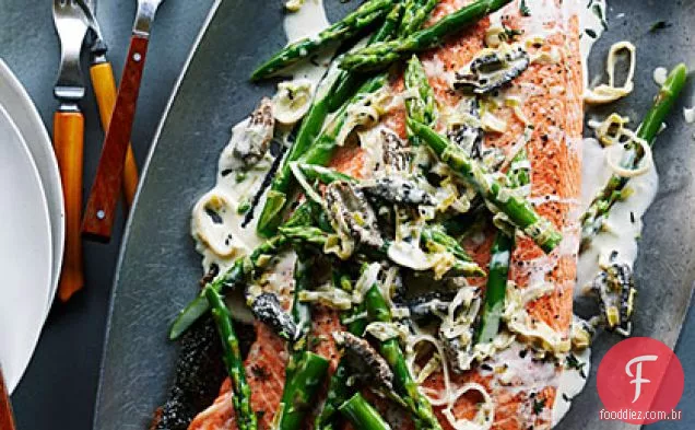 Salmão rei grelhado com aspargos, cogumelos e alho-poró