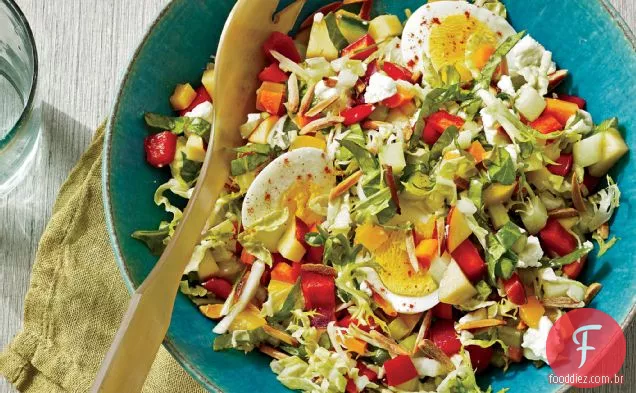 Salada picada de verão com legumes em conserva rápida
