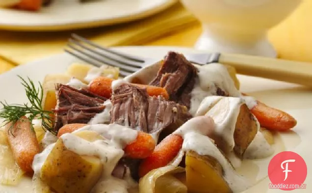 Panela de fogão lento assada com molho cremoso de endro