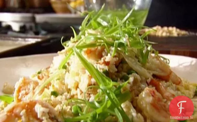 Arroz frito com camarão e ovo com repolho Napa